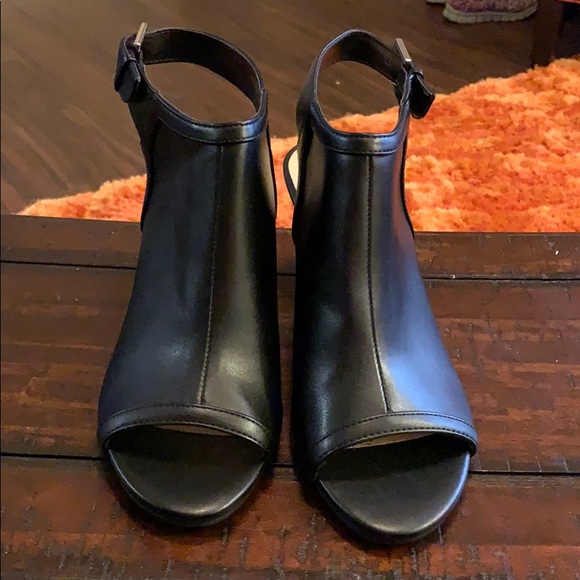 Black Open Toe Shoes - Picture 3 of 9